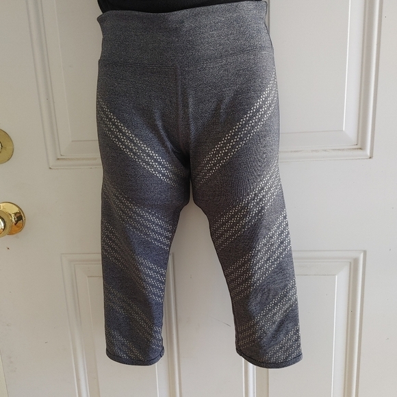 Capri Yoga pants - Picture 2 of 3